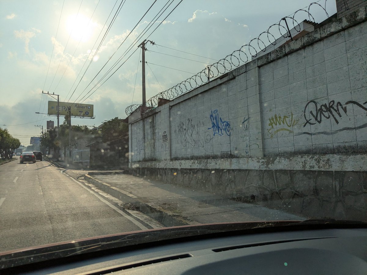 CandilejasYC's tweet photo. ¿Y si el @VMTElSalvador o la autoridad correspondiente abre el portón para que el tránsito vehicular sea más fluido en la colonia Manuel José Arce de San Salvador? 🙏 https://t.co/2N27kyk0h6