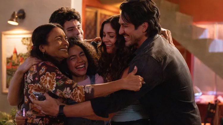 e o paulinho que era sozinho e depressivo e ganhou uma família inteira incluindo uma netinha? ele merece ❤️ #TrêsGraças