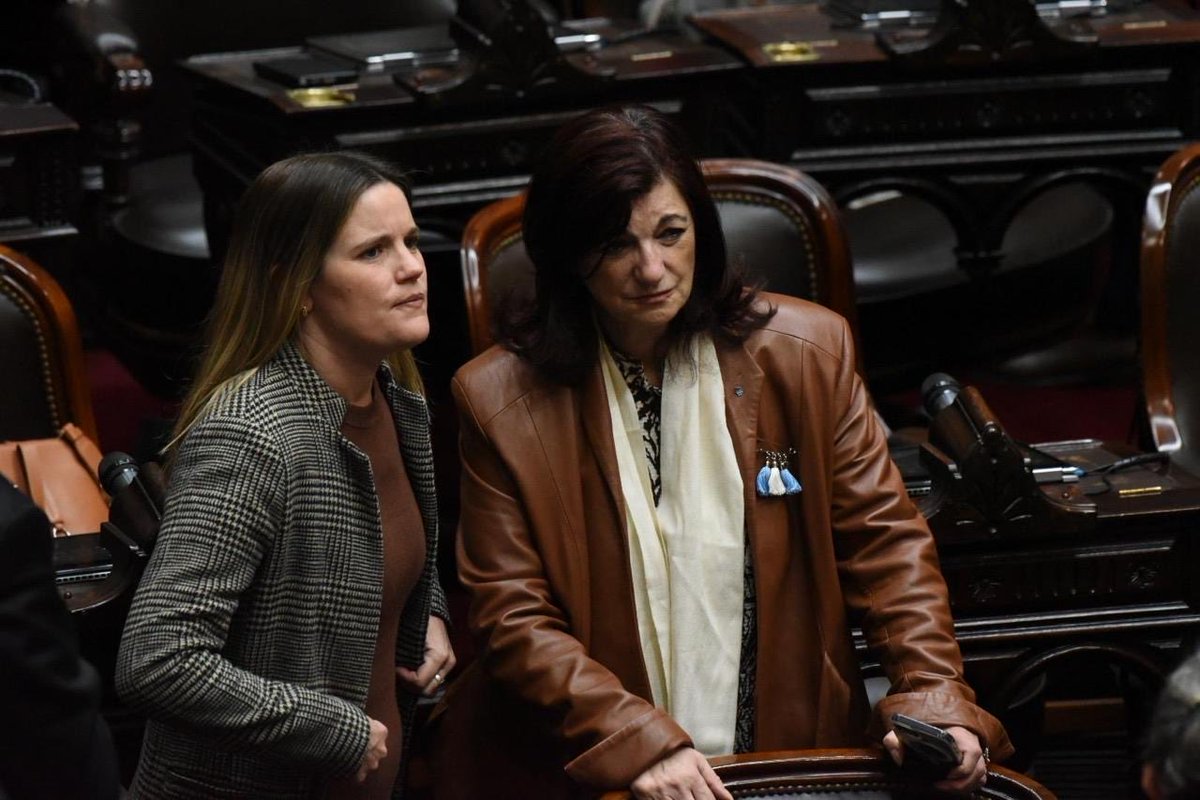 ADORNI Y EL RELATO DE UN MODELO QUE NO DA RESPUESTAS CONVINCENTES 

Más allá de la  puesta en escena, hoy vimos en el Congreso a un jefe de gabinete a la defensiva  tratando de negar su situación y la falta de gestión del gobierno nacional.

 Nuestro bloque peronista llevó al