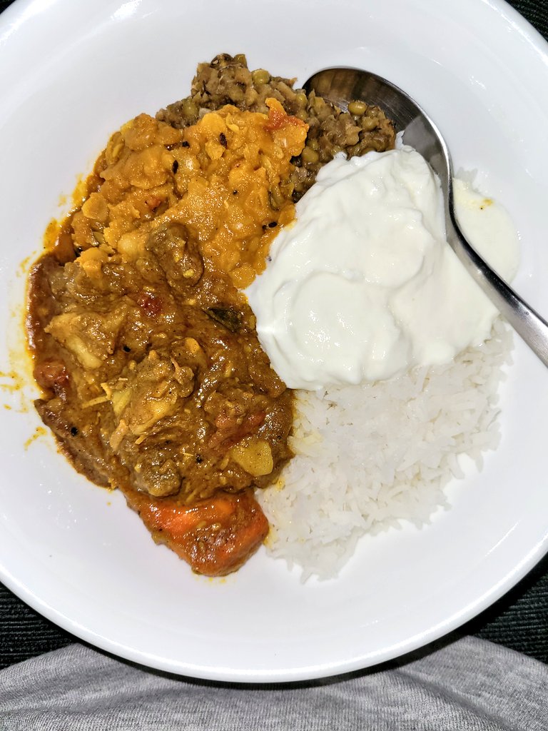 cellswordrin's tweet image. Dinner time 🎵 Beef Curry and Dhal Curry with the last of the Mung Bean. Served with Rice and Cooling Yogurt on top 🔝🍛🍚⭐ #Foodie #Foodies #dinnertime #TorontoEats #GoodEvening #goodnight #GoodVibes #allday #anyday #yeschef #cook #HaveABrightDay ꉂ🌻