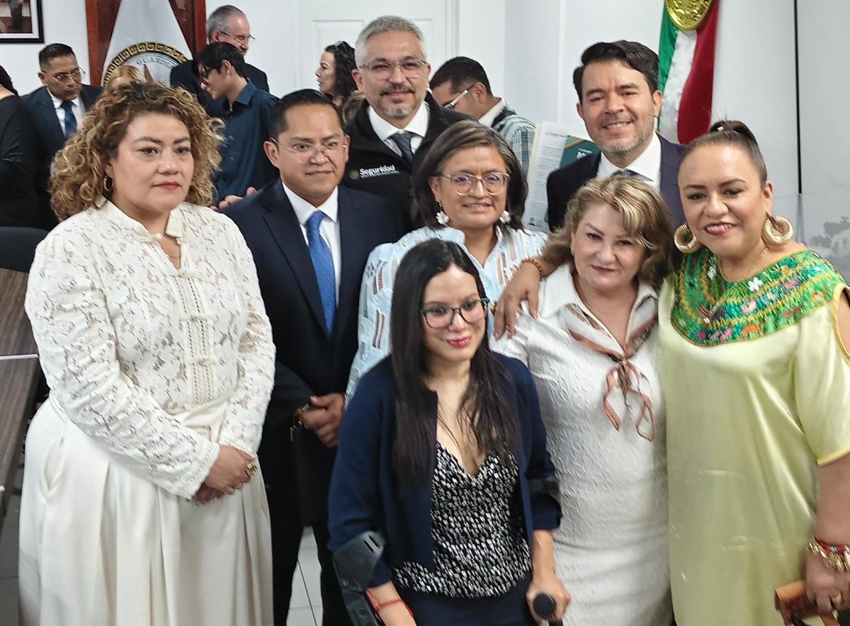 Luis_diazdeleon's tweet photo. En representación del Mtro. Omar García Harfuch titutar  de la @SSPCMexico, hoy, en @Alc_Iztapalapa frente a las instalaciones de la @GN_MEXICO_, con profundo respeto honramos la memoria de 7 policías federales y 1 civil desaparecidos en cumplimiento de su deber el 16 de noviembre de 2009 en Zitácuaro, Michoacán. Derivado de la Recomendación 66/2017 de la @CNDH.

Desde la @SSPCMexico hoy sumamos esfuerzos para el acceso a los Derechos de verdad, memoria y justicia, con el Reconocimiento de Responsabilidad del Estado, Disculpa Pública y develación del Memorial Institucional para:

1.Oficial, Juan Carlos Ruiz Valencia
2.Suboficial, Pedro Alberto Vázquez Hernández
3.Sargento Primero, Luis Ángel León Rodríguez
4.Sargento Primero, Bernardo Israel López Sánchez
5.Cabo, Israel Ramón Usla Jaime
6.Cabo, Jaime Humberto Ugalde Villeda
7.Cabo,Víctor Hugo Gómez Lorenzo
8.Civil, Sergio Santoyo García

Acompañamos a sus familias en la busqueda incansable de acceso a la Justicia. 

#TrabajoEnSeguridad 
@OHarfuch @GobiernoMX @Claudiashein @ALEIDAALAVEZ @arturomedinap @EreCruzvillegas