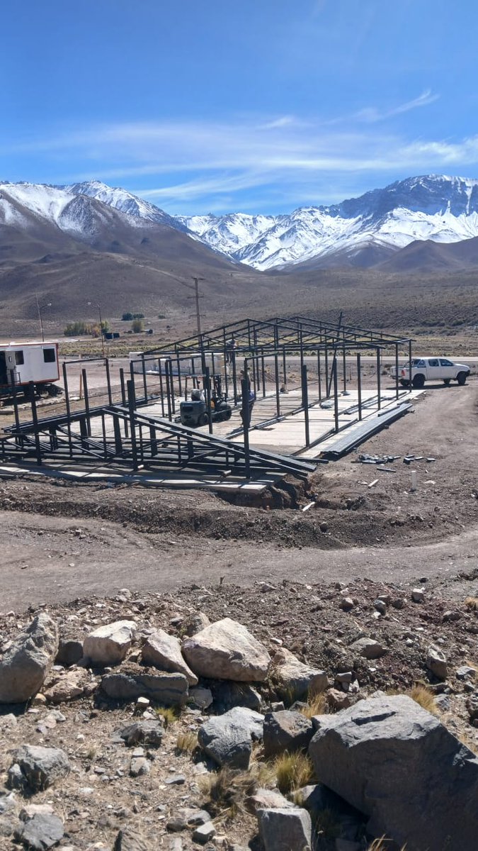 MinSaludMza's tweet photo. 👷🏻‍♂️🏥 Comenzaron las obras del nuevo edificio del Centro de Salud N° 248 de Los Molles, en Malargüe, una infraestructura clave para fortalecer la atención sanitaria en una zona estratégica de la provincia.

Ubicado sobre la Ruta Provincial 222, en un corredor de alta circulación turística hacia destinos como el Valle de Las Leñas, el proyecto cobra especial relevancia ante el aumento de la demanda durante la temporada invernal.

La construcción de este espacio permitirá mejorar el acceso a la atención primaria, optimizar los tiempos de respuesta ante emergencias y acompañar el crecimiento sostenido de la actividad turística en la región.

La obra también refleja el compromiso de la comunidad: el terreno fue donado por la familia de Víctor García, en continuidad con el legado solidario de su abuelo, quien impulsó esta iniciativa.

Con esta intervención, el @MinSaludMza continúa fortaleciendo la red sanitaria provincial, acercando servicios esenciales y mejorando la calidad de atención para los mendocinos.