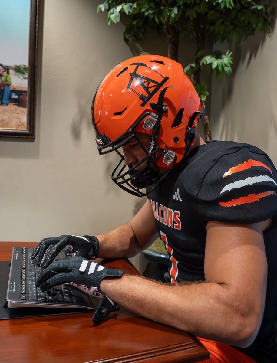 After a great conversation with <a href="/Coach_Conry/">Ryan Conry</a> I’m blessed to say I received a scholarship to UT Permian Basin🧡🖤 <a href="/iggy_coach/">Coach Iggy</a> <a href="/34CoachLed/">Kelly Ledwith</a> <a href="/scox9356/">SK Cox</a> <a href="/SMC_CorsairFB/">SMC_FB</a>