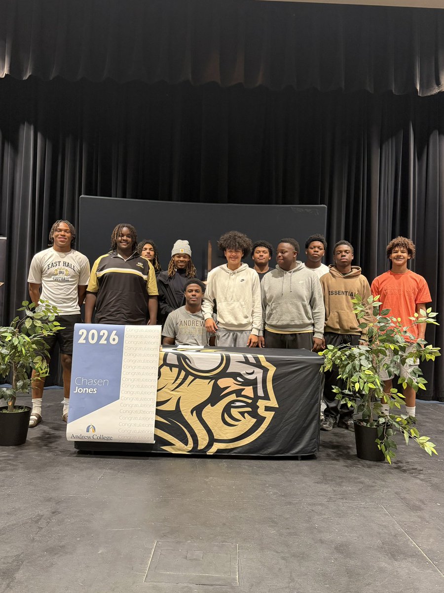 EastHall_FB's tweet photo. Congrats to our guy @_iamchasen_ on signing today at @TigersAndrew 
Proud of you! Go be great!! 
#OKG 
Go Vikings!! 
@Matttur @COACH_ESPI @CoachJoeyRider1 @ZachJohnson58 @CoachJimboHale https://t.co/gEWz0YznME