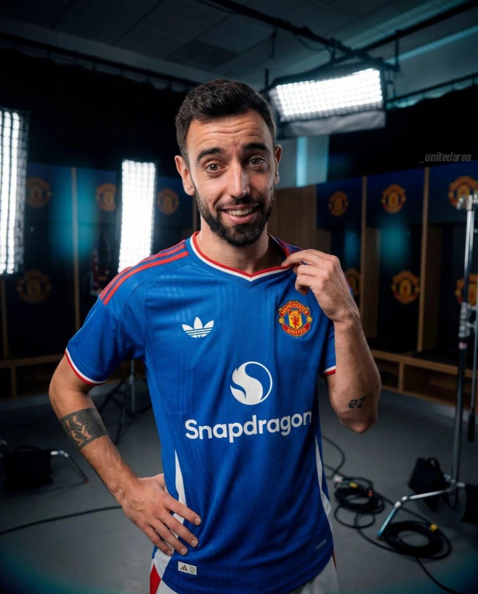 ✅ 𝙊𝙁𝙁𝙄𝘾𝙄𝘼𝙇: Manchester United’s 𝐀𝐖𝐀𝐘 kit for the 2026/27 season. 👕🥶 Do you like it Reds? 🤔