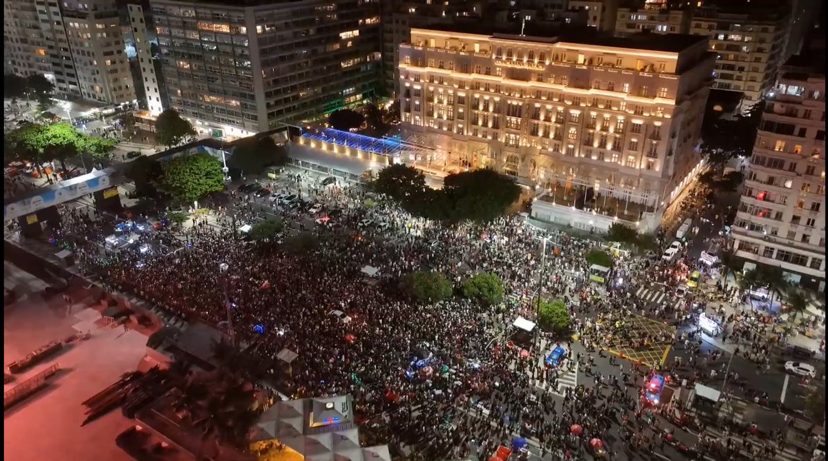 surreal que por essas horas ano passado era essa a visão que se tinha do copacabana palace. o que a passagem da gaga causou por aqui tem que ser pra sempre muito celebrada e comentada mesmo, pq digo com tranquilidade que a frenezi que ela trouxe jamais será replicada.