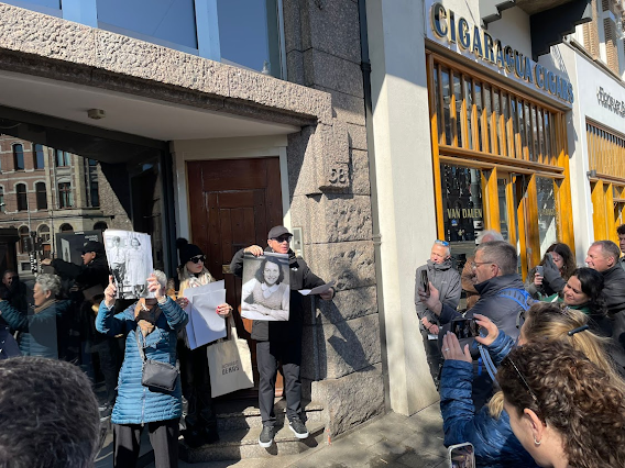 uptone's tweet photo. Stolpersteine laid in Amsterdam in memory of the family of Holocaust survivor and classmate of Anne Frank, Nanette Blitz König #BergenBelsen #AnneFrank #HolocaustRemembrance @annefrankhouse  https://t.co/axn7mvYWzf https://t.co/T5PFRfdwxM