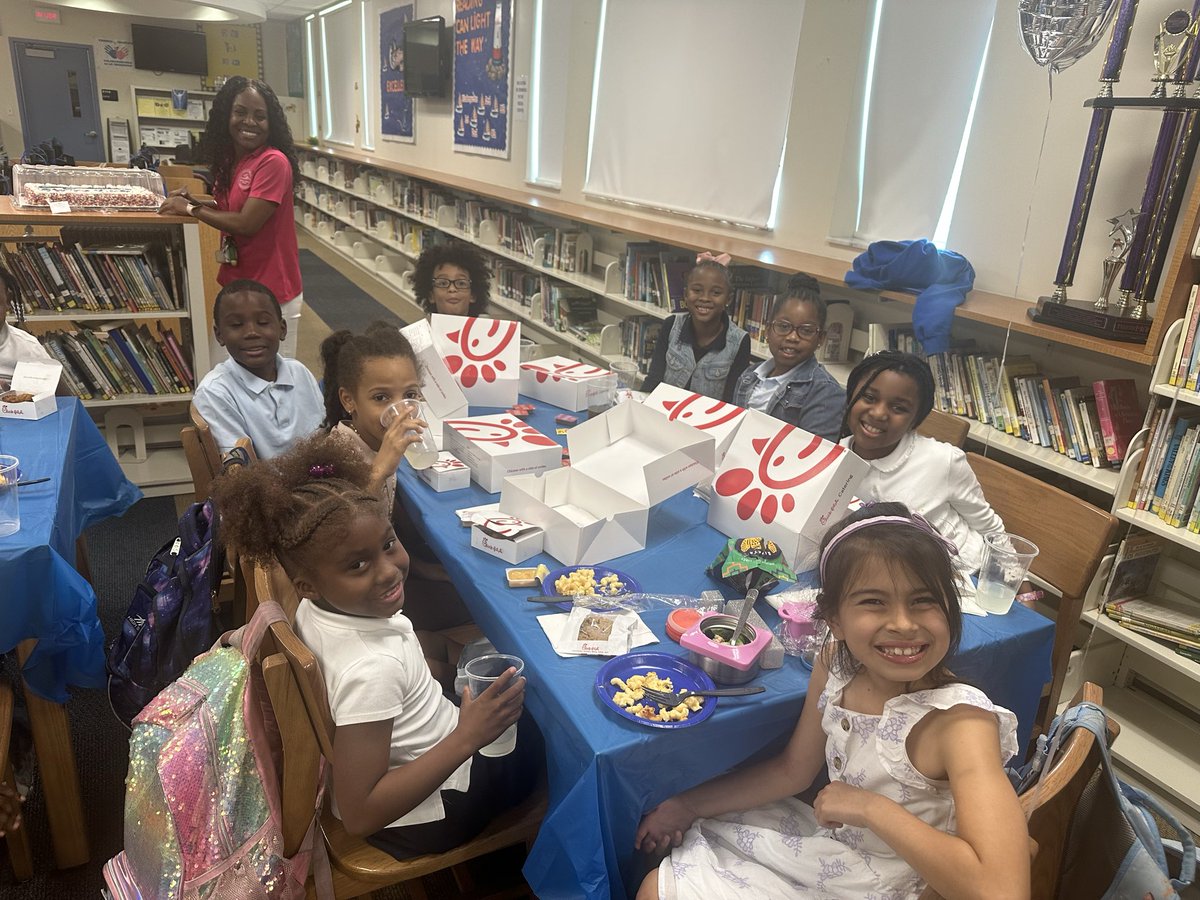 NorthDadeCML's tweet image. Our Principal Honor Roll Scholars enjoyed lunch with Principal James-Edwards at the Straight “A” Cafe! Their smiles say it all! #excellence #panthers #hardworkpaysoff @SuptDotres @docstevegallon @YeseniaAponte05 @miamimagnets