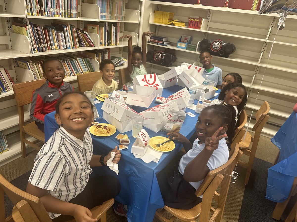 NorthDadeCML's tweet image. Our Principal Honor Roll Scholars enjoyed lunch with Principal James-Edwards at the Straight “A” Cafe! Their smiles say it all! #excellence #panthers #hardworkpaysoff @SuptDotres @docstevegallon @YeseniaAponte05 @miamimagnets