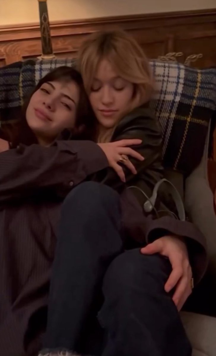 thebodynetflix's tweet image. everyone’s been begging for sapphic media after all those cancellations… start getting into ANYALISE (anya butler x elise zakaria). soft lesbians, toxic yuri, early 2000s dance rivalry… yeah netflix might’ve snapped with this one #TheBody #TheBodyNetflix