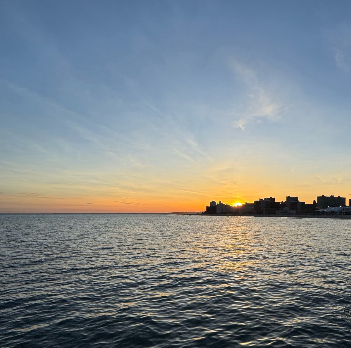SolBorinquen's tweet image. Catching the evening sunset 🌅
🌇🌞 😎 📸

#Brooklyn in spring 🌷#BK #NYC  #NewYorkCity Brooklyn coast beaches… 🌊⛱️☀️