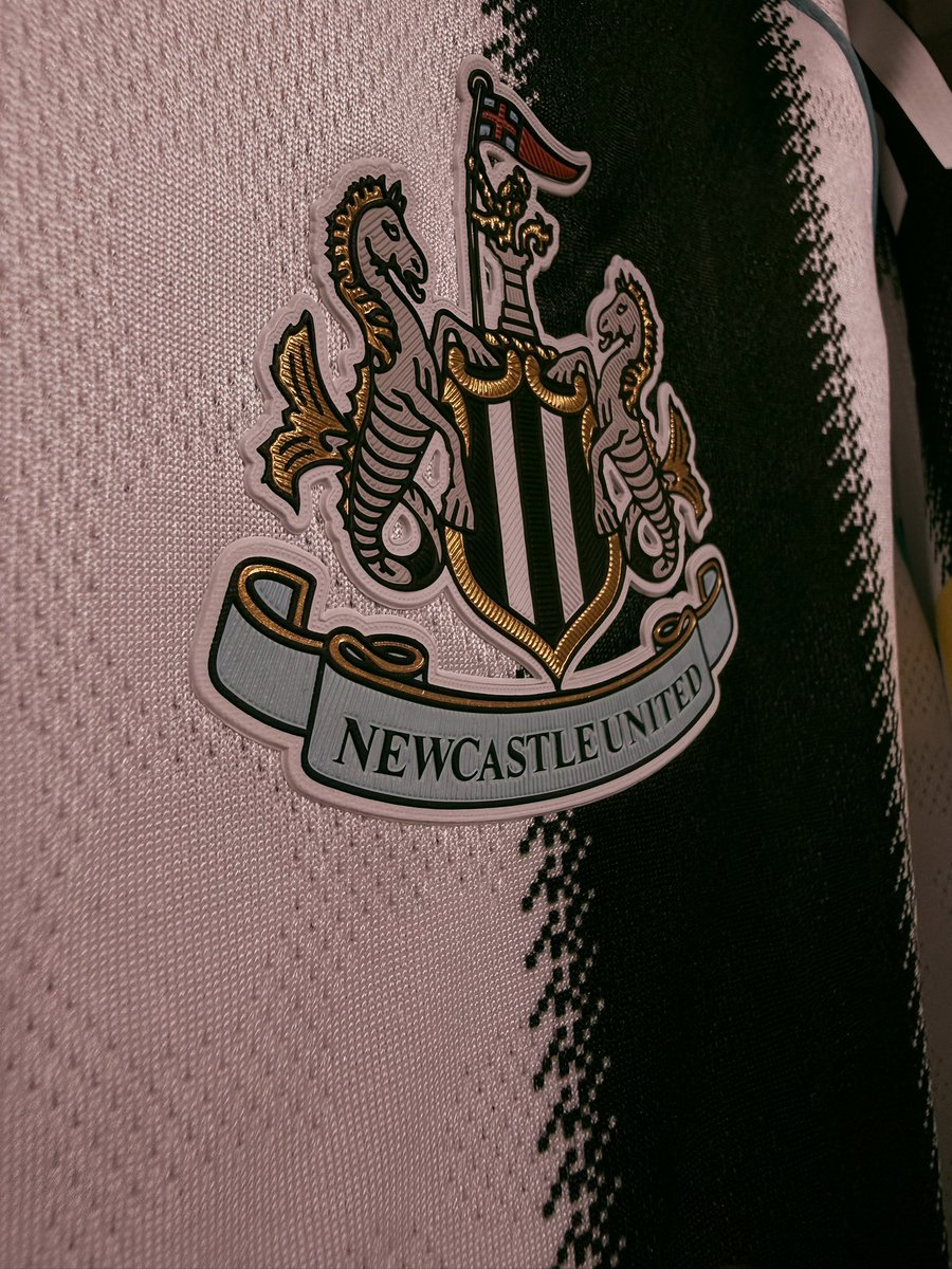 CAIplaneta's tweet image. ¡El amigo de AdJersey lo ha vuelto a hacer!🇨🇳😍

🔥No tienen sentido la calidad de esta camiseta del #Newcastle.

😮‍💨Conseguí la tuya en ADJERSEY.COM

¿Que esperas?

➡️Adjersey.com
📲 +86 133 3646 2903

#jersey #futbol #mundial2026 #premierleague