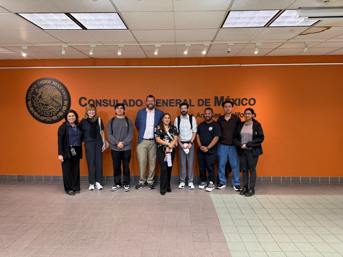 carlos_glezgtez's tweet image. Fue un gusto recibir a estudiantes de @DominguezHills, quienes conocieron de cerca la labor consular y dialogaron con los cónsules responsables de las distintas áreas. Aprendieron sobre los servicios consulares, su alcance y beneficio para nuestras comunidades en #LosAngeles.
