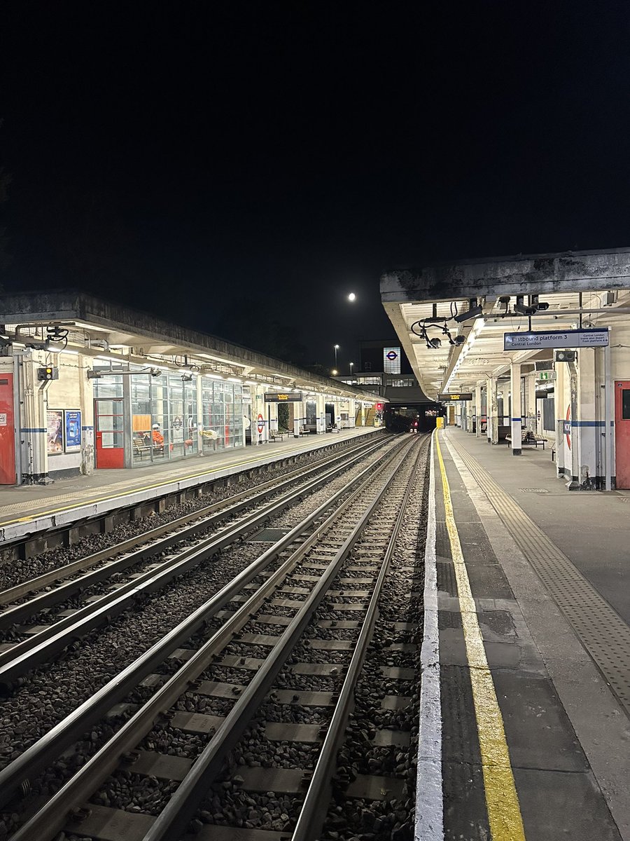 ThatTubeDude's tweet photo. Last nights shift was at Northfields. A very busy night. #LondonUnderground #TfL #PiccadillyLine #Northfields https://t.co/PBiFHNz7JZ
