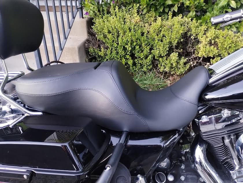 RoadDirtTV's tweet image. The seat moves the rider forward approximately 2.5 inches and lower by about two inches compared to the stock seat, with a narrower nose, which moves the legs closer together.

Read more 👉 lttr.ai/AqnAs

#Ridelife #Roaddirt #Harley