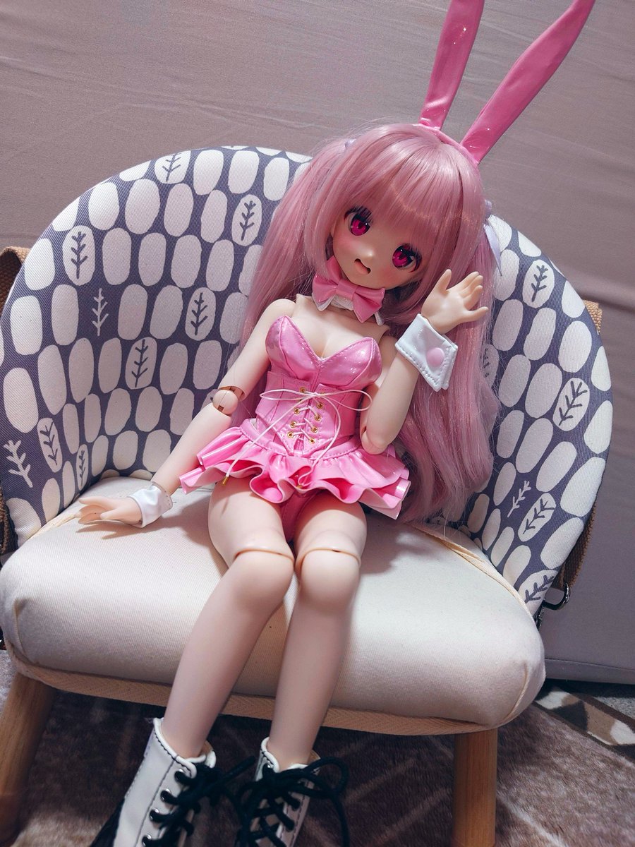 おはようございます。
昨日はなんとかキャンプ道具を車に押しこみました。
そしてようやくアイドールの戦利品を１着着てもらいました。
通販で買った大きめソファも添えて。
エルドールさんとこのバニーとメルシーチェア。