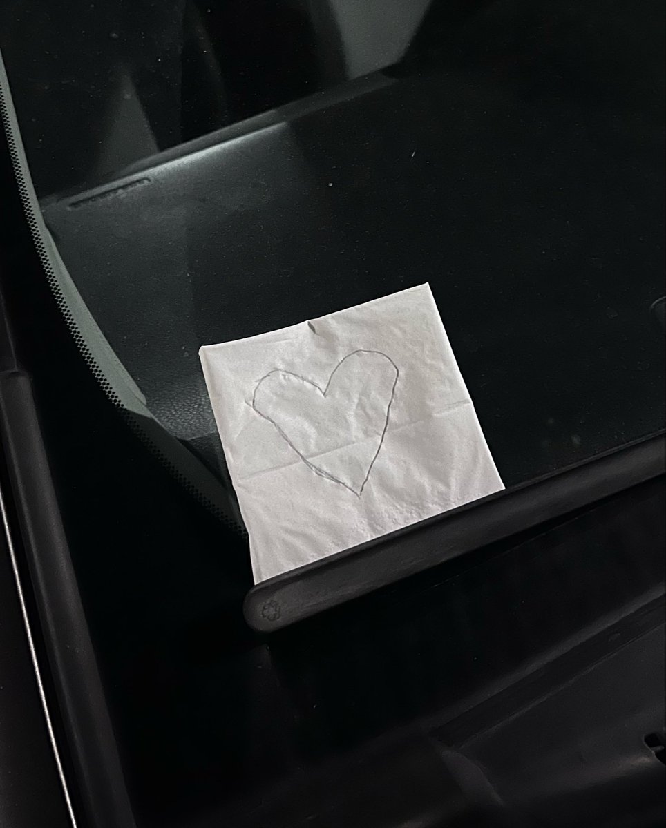 appena uscita da lavoro e trovo un pezzo di carta con un cuore sul cruscotto della mia macchina ma l’universo mi sta pensando !!!!