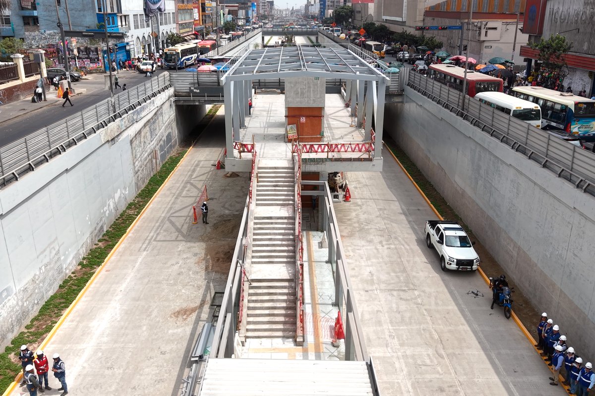 EmapeMML's tweet image. ¡𝐕𝐢́𝐚 𝐄𝐱𝐩𝐫𝐞𝐬𝐚 𝐆𝐫𝐚𝐮 𝐚𝐥 𝟗𝟎% 𝐝𝐞 𝐚𝐯𝐚𝐧𝐜𝐞! 🚧

Esta importante obra vial permitirá mejorar la movilidad urbana en la ciudad, contribuyendo a optimizar los tiempos de viaje entre Carabayllo y la Estación Grau. 🚍🚆

#viaexpresagrau #lima #Emape #metropolitano