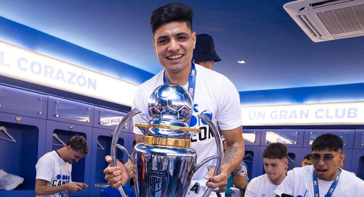 Atenti #VÉLEZ
💣BOMBAZO, NO DORMIR c/AQUINO, restan 62 DÍAS

En🇨🇱AFIRMAN: Colo Colo NO RENOVARÁ a Aquino en Dic/26

x Reglamentación, 6 meses ANTES Finalizar Contrato, un JUGADOR puede FIRMAR 1 PRE-CONTRATO

El 1°/JUL/26 lo quiero FIRMANDO c/VÉLEZ
<a href="/FabianBerlanga/">Fabian Berlanga</a>
<a href="/NelsonPugliese/">Nelson Pugliese</a>