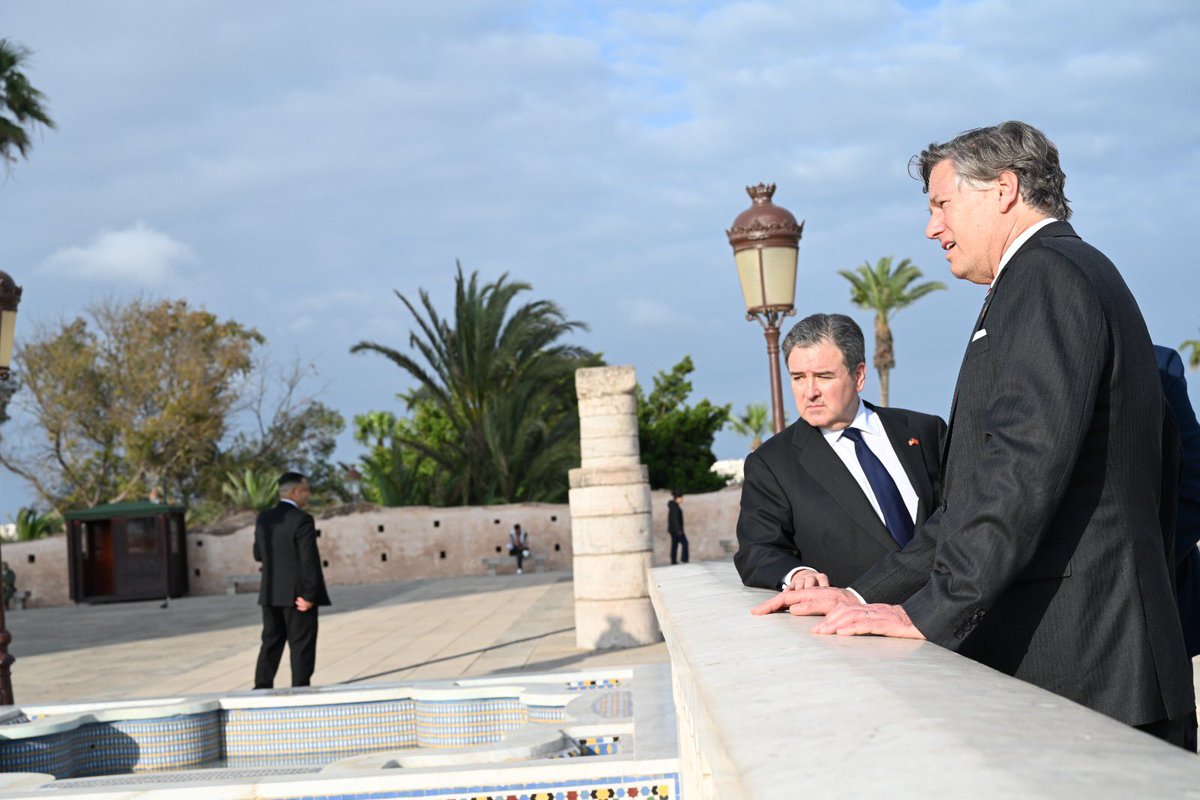 USEmbMorocco's tweet photo. قام نائب وزير الخارجية لاندو بزيارة ضريح محمد الخامس في الرباط، حيث أعرب عن احترامه لإرث الملك محمد الخامس والملك الحسن الثاني، ولتاريخ المغرب العريق. وتفخر الولايات المتحدة بالوقوف إلى جانب شريك تاريخي مثل المغرب، إذ تمتد صداقتهما لأكثر من 250 عامًا. https://t.co/deooqPyIAG