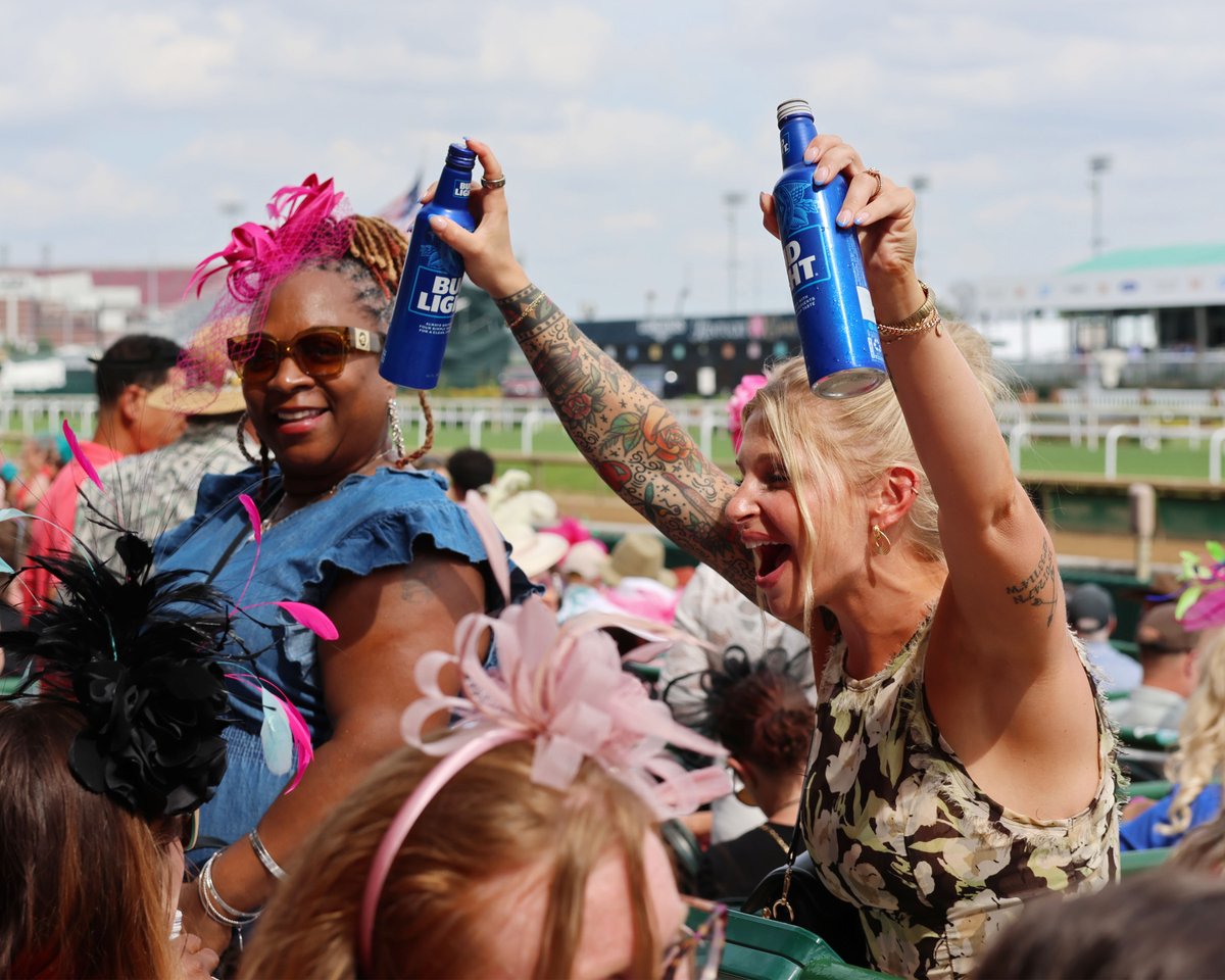 DerbyMedia's tweet photo. Attendance and total handle for first four days of @KentuckyDerby Week @ChurchillDowns:

Opening Day:  17,707, $10.7 million
Sunday Funday: 6,777, $7.7 million
502'sDay: 29,623, $9.1 million
Winsday: 26,533, $11.4 million https://t.co/lqE2la2xK7