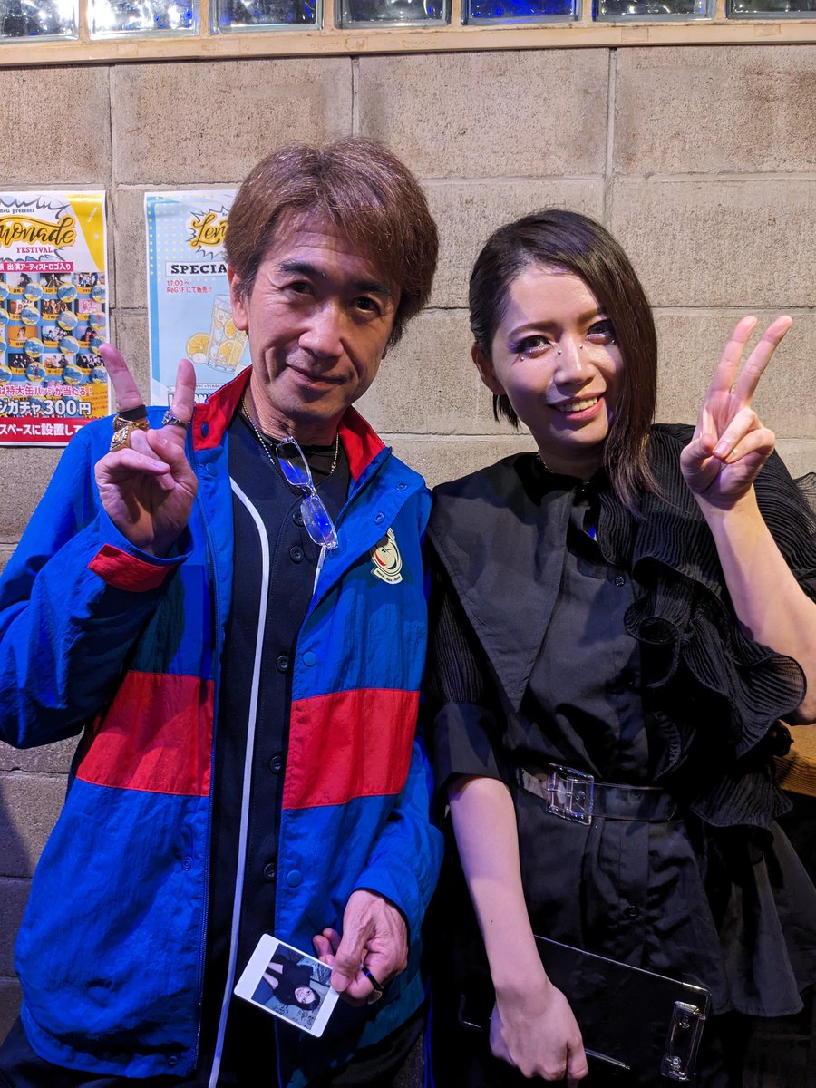 Tack_Timo_Be's tweet photo. #レモフェス 終盤編👇️
お目当ての #ディスコネ は外国人も多数参戦で、この日ReG一番の盛り上がり🔥　推しのMiNOちゃんに作って戴いたレモネードも格別でした😋

最後は251で大トリ #82回目の終身刑 まで見届けて、サポべの #ERY さんと初📸 https://t.co/74GrwTF5OW