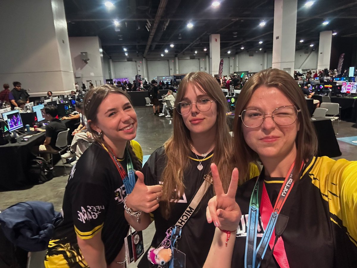 LifesAGameGG's tweet photo. LAG girls 🖤💛 https://t.co/GmbampsdXV