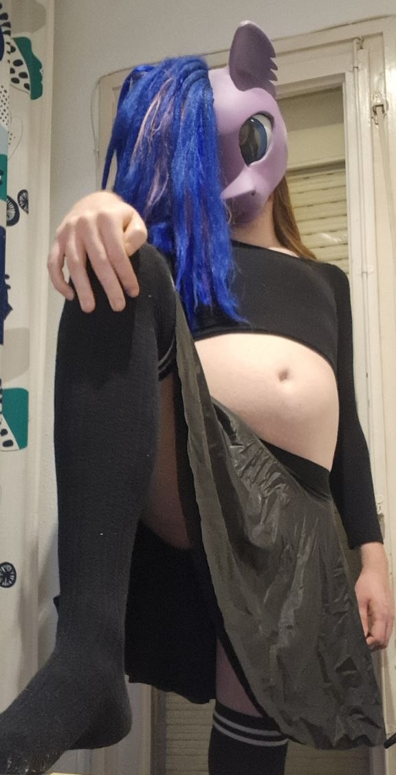 UnicornProf's tweet photo. My eyes are up here..! https://t.co/SeInhJ36p2