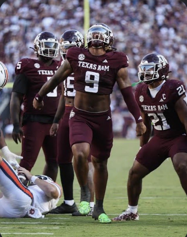 EmariJones74's tweet image. Blessed to receive my first SEC offer from Texas A&amp;amp;M #atgtg✝️