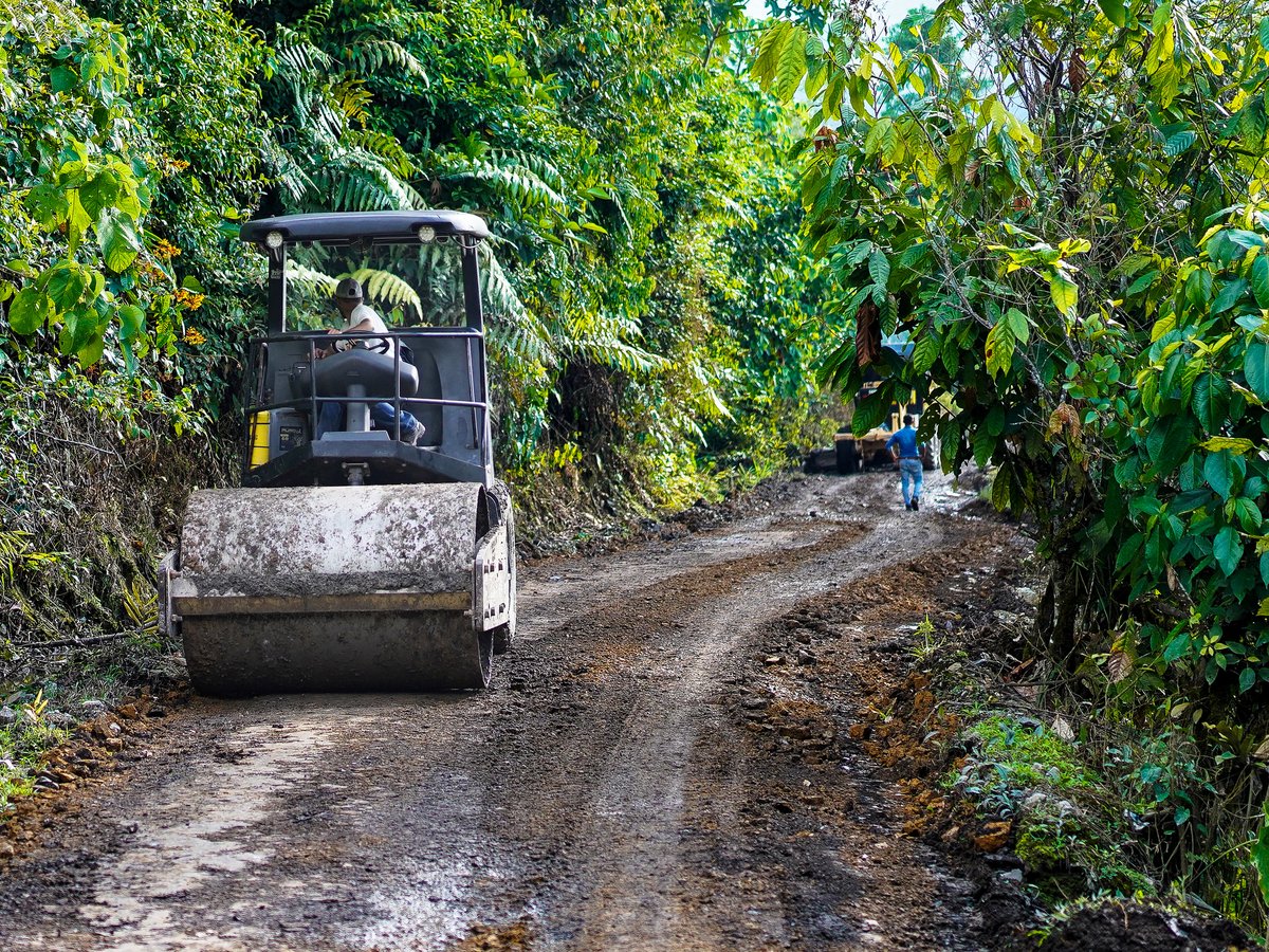 GobdeLandazuri's tweet photo. Seguimos avanzando con labores de mantenimiento y mejoramiento vial.
Esta semana, los trabajos se desarrollan en los sectores de Aguachica y El Retiro, beneficiando directamente a las familias de la zona. https://t.co/IdYMZEiz3J