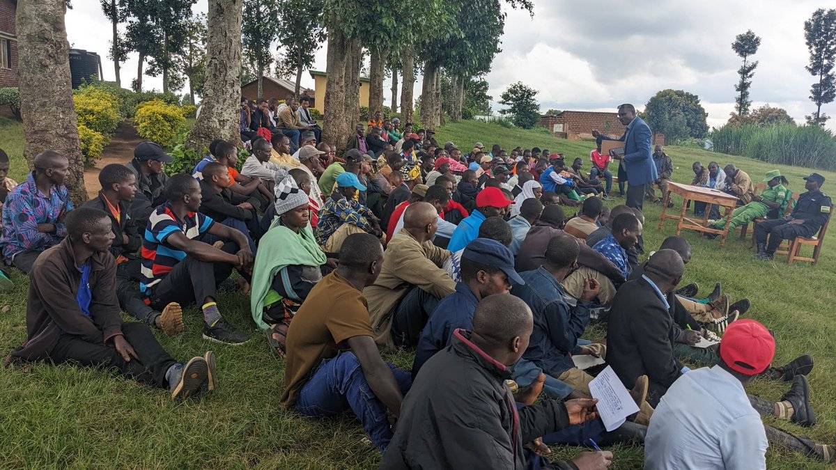 Manyagiro_G's tweet photo. Kuwa Gatatu,tariki ya29 
Mata2026,#Manyagiro habereye amahugurwa ya CPC’s kuva ku mudugudu kugeza ku murenge,yayobowe  #KALISAClaudien,Umuyobozi w’Yibanze ku nshingano zabo,kurinda umutekano w’abaturage no gutanga amakuru ku gihe hagamijwe umutekano usesuye n’iterambererirambye https://t.co/a9A2rVHEnS