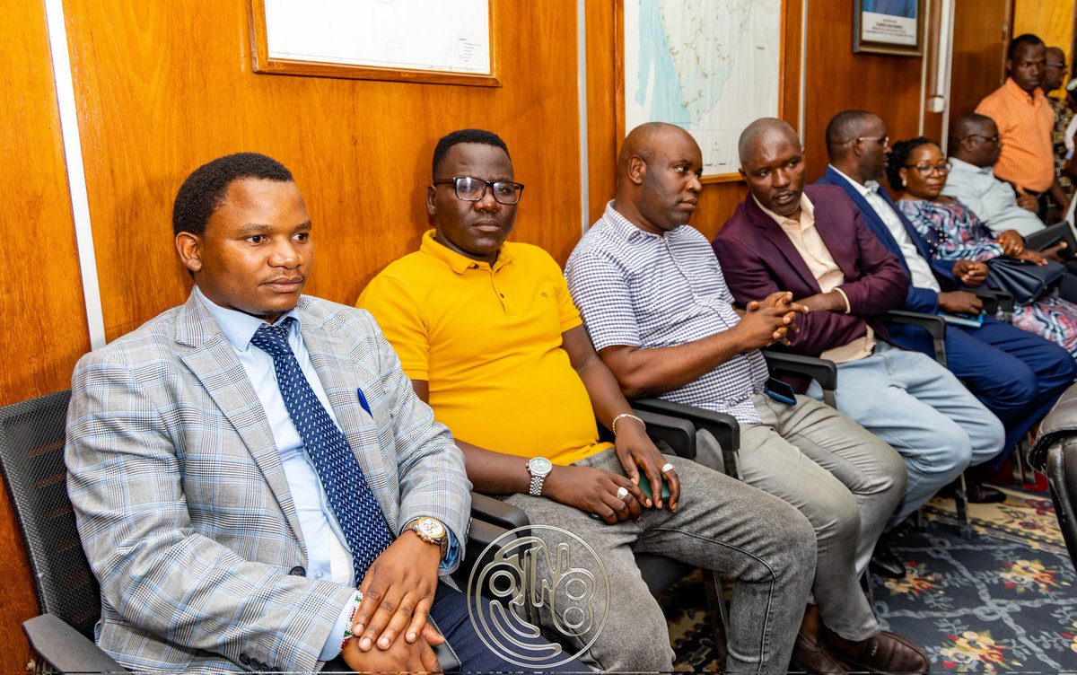 RTNBurundi's tweet image. #Burundi Passation de relais au ministère des infrastructures

Le nouveau Ministre Egide Nijimbere hérite de dossiers urgents

Une cérémonie de passation de service entre le Ministre sortant des infrastructures, des logements sociaux, des transports et de l’équipement, Damien