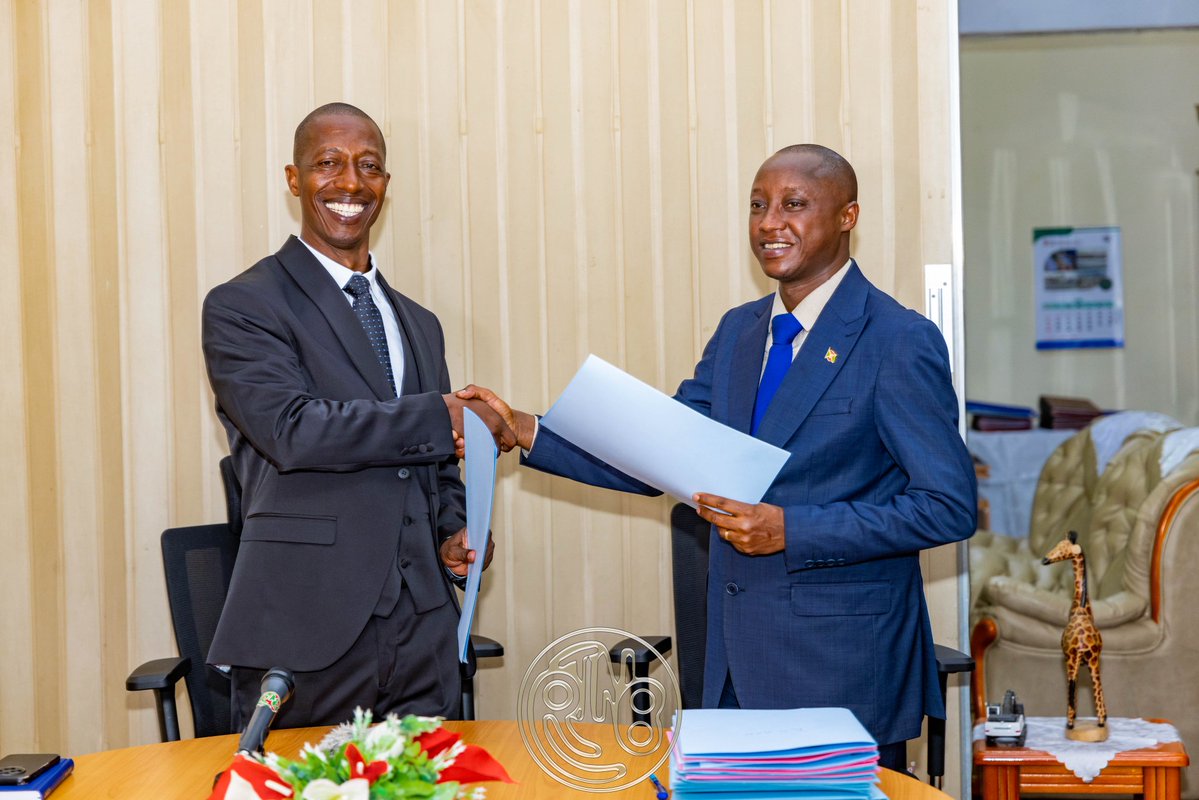 RTNBurundi's tweet image. #Burundi Passation de relais au ministère des infrastructures

Le nouveau Ministre Egide Nijimbere hérite de dossiers urgents

Une cérémonie de passation de service entre le Ministre sortant des infrastructures, des logements sociaux, des transports et de l’équipement, Damien