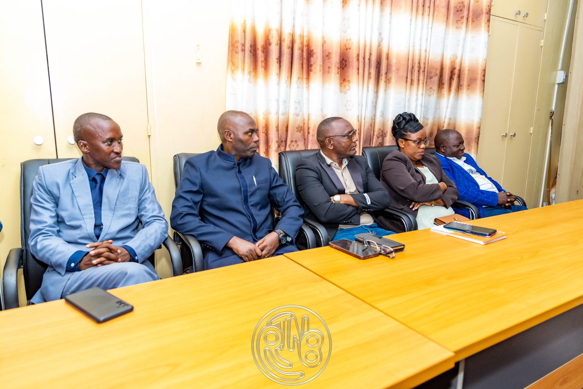 RTNBurundi's tweet image. #Burundi Passation de relais au ministère des infrastructures

Le nouveau Ministre Egide Nijimbere hérite de dossiers urgents

Une cérémonie de passation de service entre le Ministre sortant des infrastructures, des logements sociaux, des transports et de l’équipement, Damien