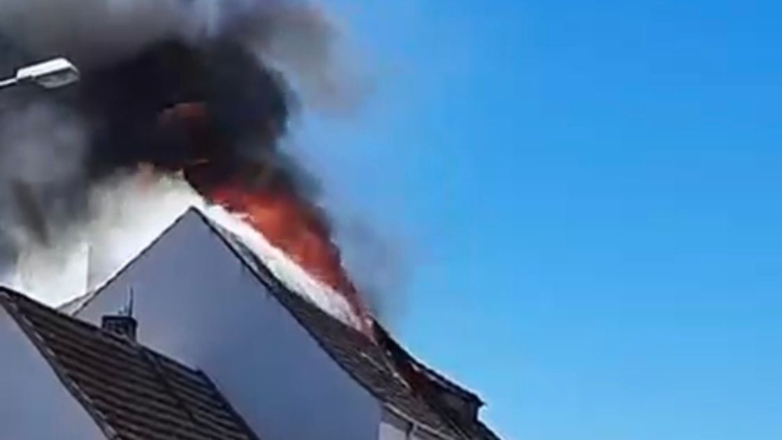 Feuerwehren im Einsatz: In Seyda brennt der Dachstuhl eines Hauses mz.de/lokal/jessen/i…