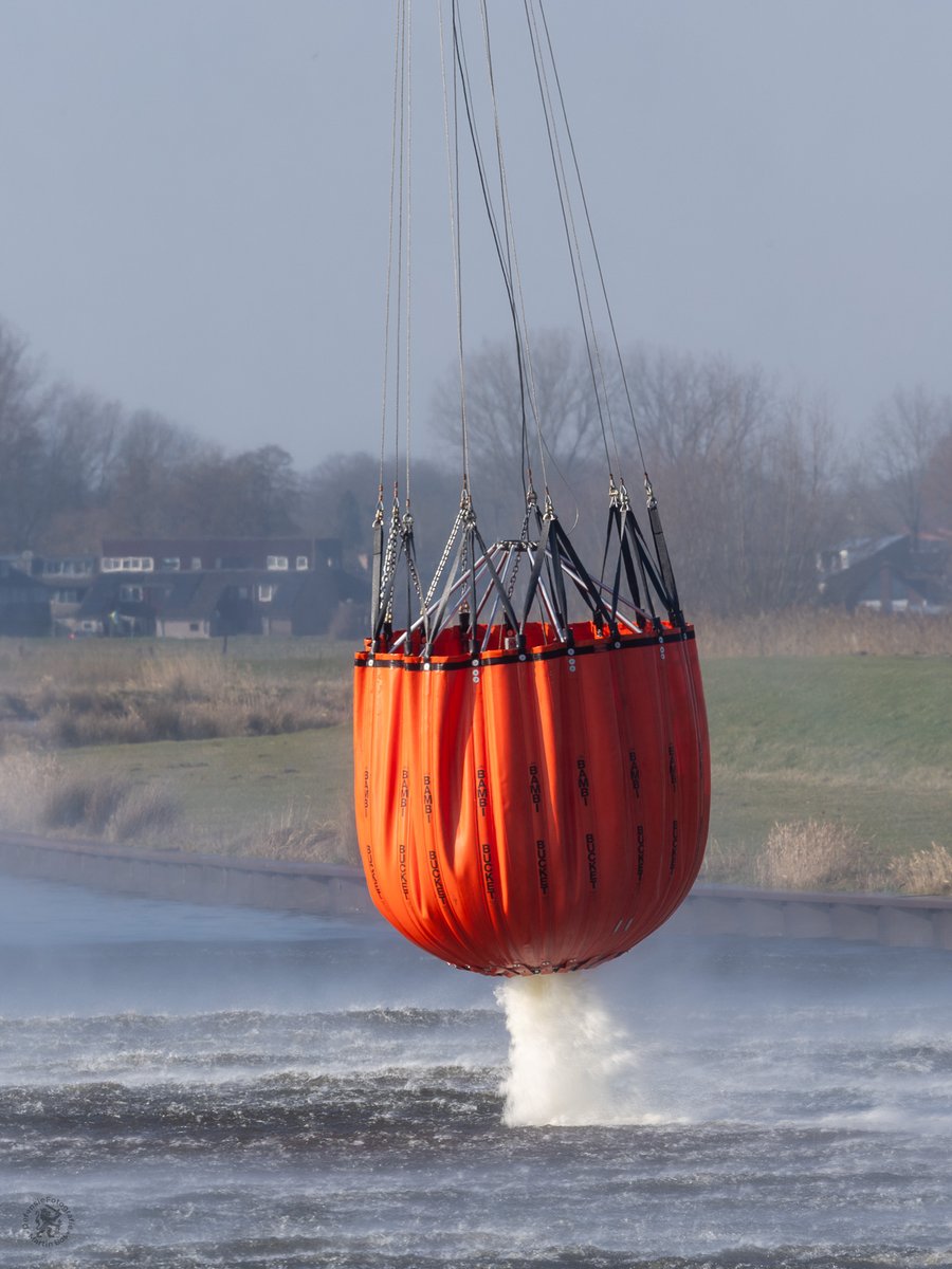 Defensiefoto's tweet photo. @kaspergoossens Dit is een gevulde blusemmer onder de Nederlandse Chinook. Jullie hebben 17 H145M's besteld. https://t.co/dITbGNMMZy