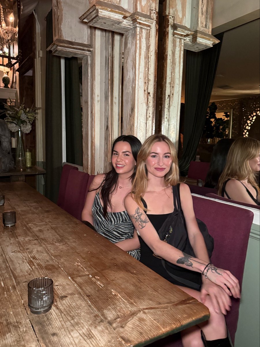 paulineherr's tweet photo. rare image of me not wearing an oversized t shirt and boxers https://t.co/DXQt1mIEn0