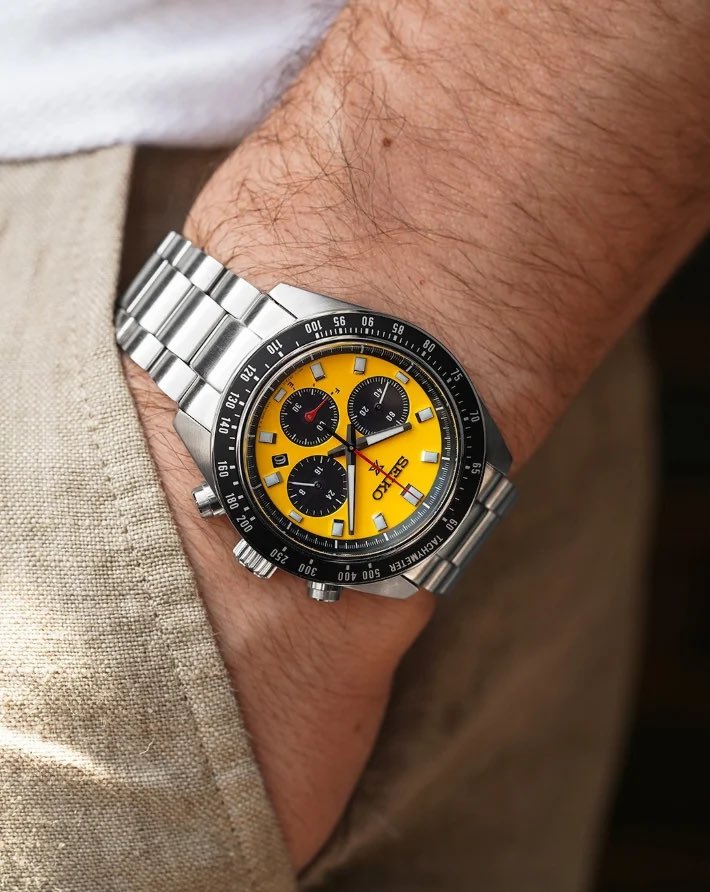 oznogretmenoglu's tweet photo. Yazı tamamlayacak Ferrari esintisi; Seiko Prospex Speedtimer SSC929 

Otomobil, retro, motor sporları. Bence bu saatte hepsinin havası var

Yazın kolda cıvıl cıvıl duracak bu kadranı çok beğendim. Üç haneli saatlerde hissedilen bir aurası var. Fiyatı ise 15-19 bin TL arasında

Güneş enerjili quartz mekanizmalı modelde safir cam kullanılıyor. Kasa çapı 42 mm

İlgili olanlar kaçırmasın