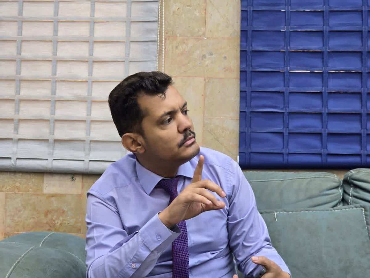 Aldaare_majed's tweet photo. يسألني الكثير من الأصدقاء والزملاء والأهل عن سبب امتناعي عن السفر الى الرياض والحصول على رحلة ترفيهية وبنكس وغيرها من الامتيازات، خاصة وأنني لست انتقاليا ولم أتفق معهم يوما ومن البداية، وانما كنت من أكثر من هاجمهم بقسوة وهم في عز قوتهم!
فقلت لهم وأكرر:
أن 
https://t.co/9ubfaZR42l https://t.co/LqIps7mVIA