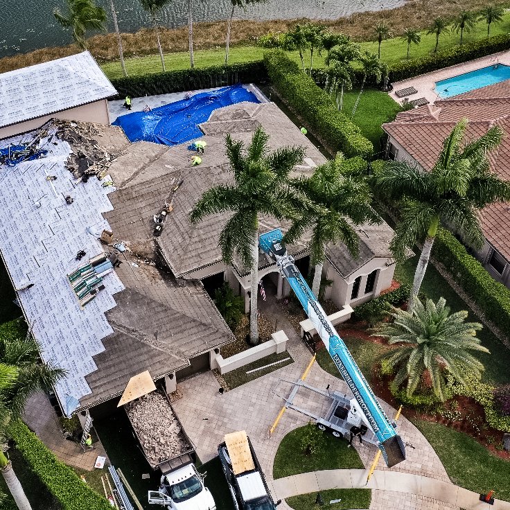 RocketEquipment's tweet photo. When setup space is limited, Rocket. 🚀
 
Luxe Builder Group (Jupiter, FL) knows how to get the job done.

Whether it's handling commercial or residential roofing debris, the Trash Rocket delivers the flexibility to go where you need it. https://t.co/AOhdmsxKWt