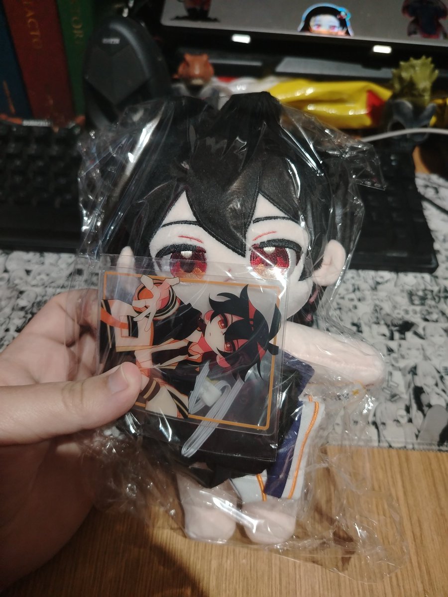 zenburakku's tweet photo. 46 días peleando con la aduana, pero finalmente llegó el amagado, finalmente tengo a los dos conmigo, muchas gracias. Estoy muy feliz ahora mismo, ya lo coloqué en la cama de arriba donde van los importantes.
PD: No sabía que venía con tarjeta, grata sorpresa, muchas gracias. https://t.co/qIhI4wVIKx
