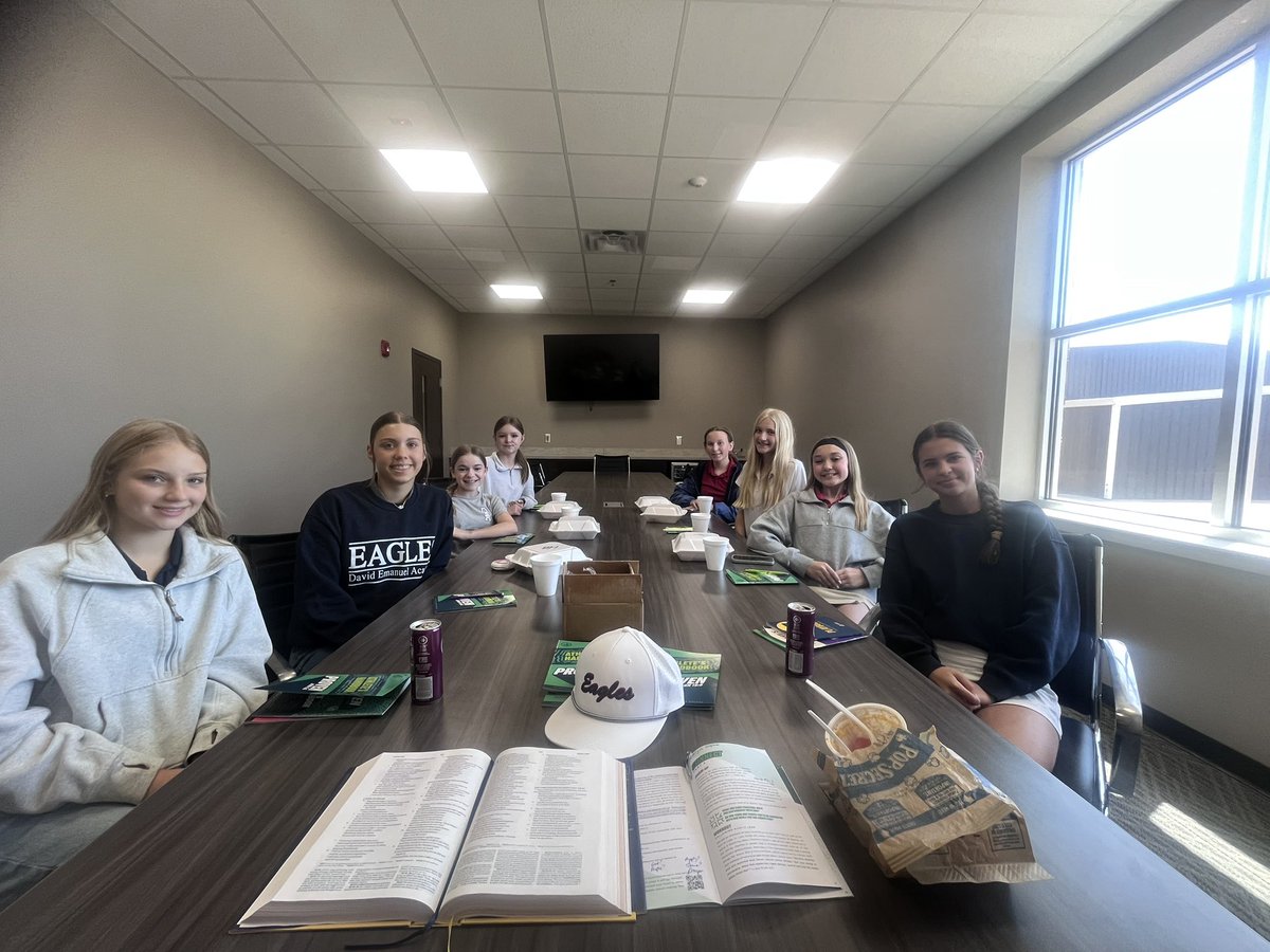 ScottyWHattaway's tweet image. Great huddle with these young ladies today at David Emanuel Academy! #PROVEN #John15
#DisciplesMakingDisciples #EastGAFCA #EmanuelCountyFCA