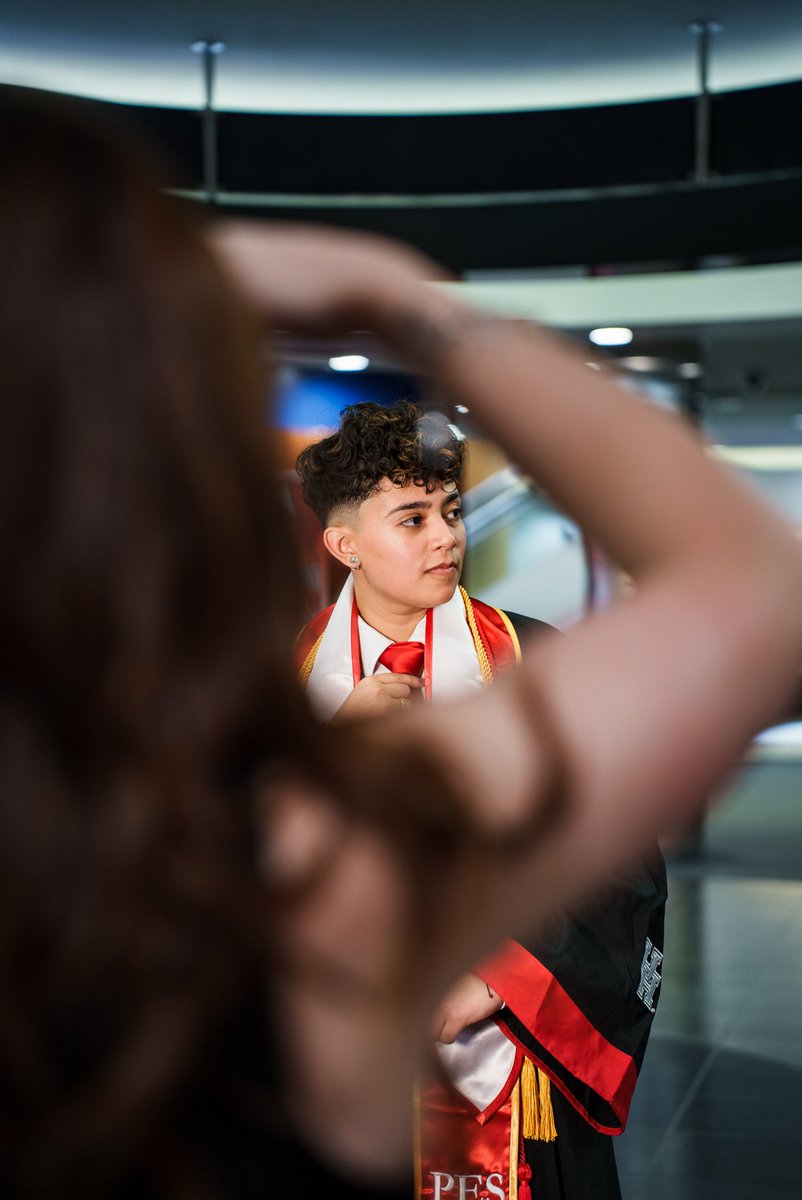 UHBauerCollege's tweet photo. It's beginning to look a lot like ...commencement! π
Seeing students take grad photos in #UHBauer gets us even more excited for May 16!
#BauerGrad26 https://t.co/E5KDKeWh2x