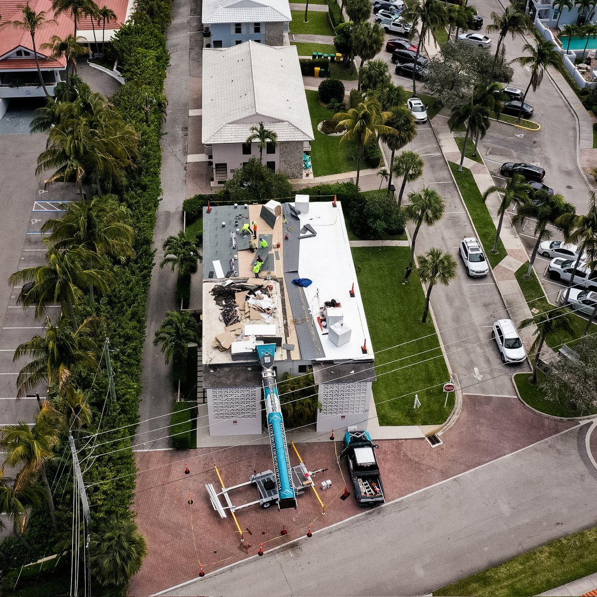 RocketEquipment's tweet photo. When setup space is limited, Rocket. 🚀
 
Luxe Builder Group (Jupiter, FL) knows how to get the job done.

Whether it's handling commercial or residential roofing debris, the Trash Rocket delivers the flexibility to go where you need it. https://t.co/AOhdmsxKWt