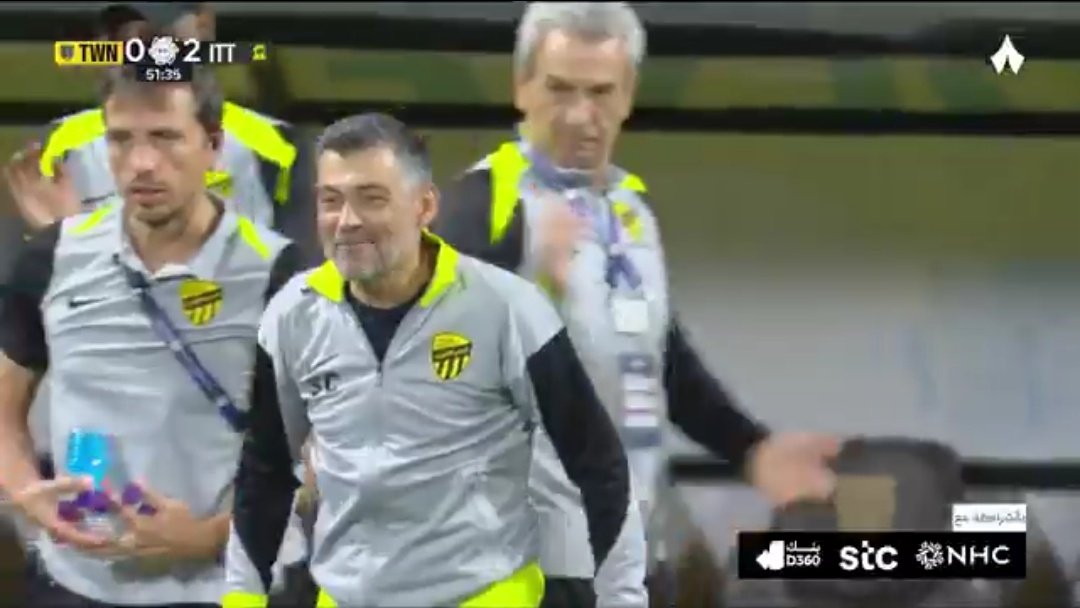 كونسي يبدو سعيدا 
لم اراه سعيدا هكذا منذ فتره ..

اللهم ادمها عليه وعلى الاتحاديين السعادة والفرح والانتصارات بإذن الله نعووود بكل قوه💛