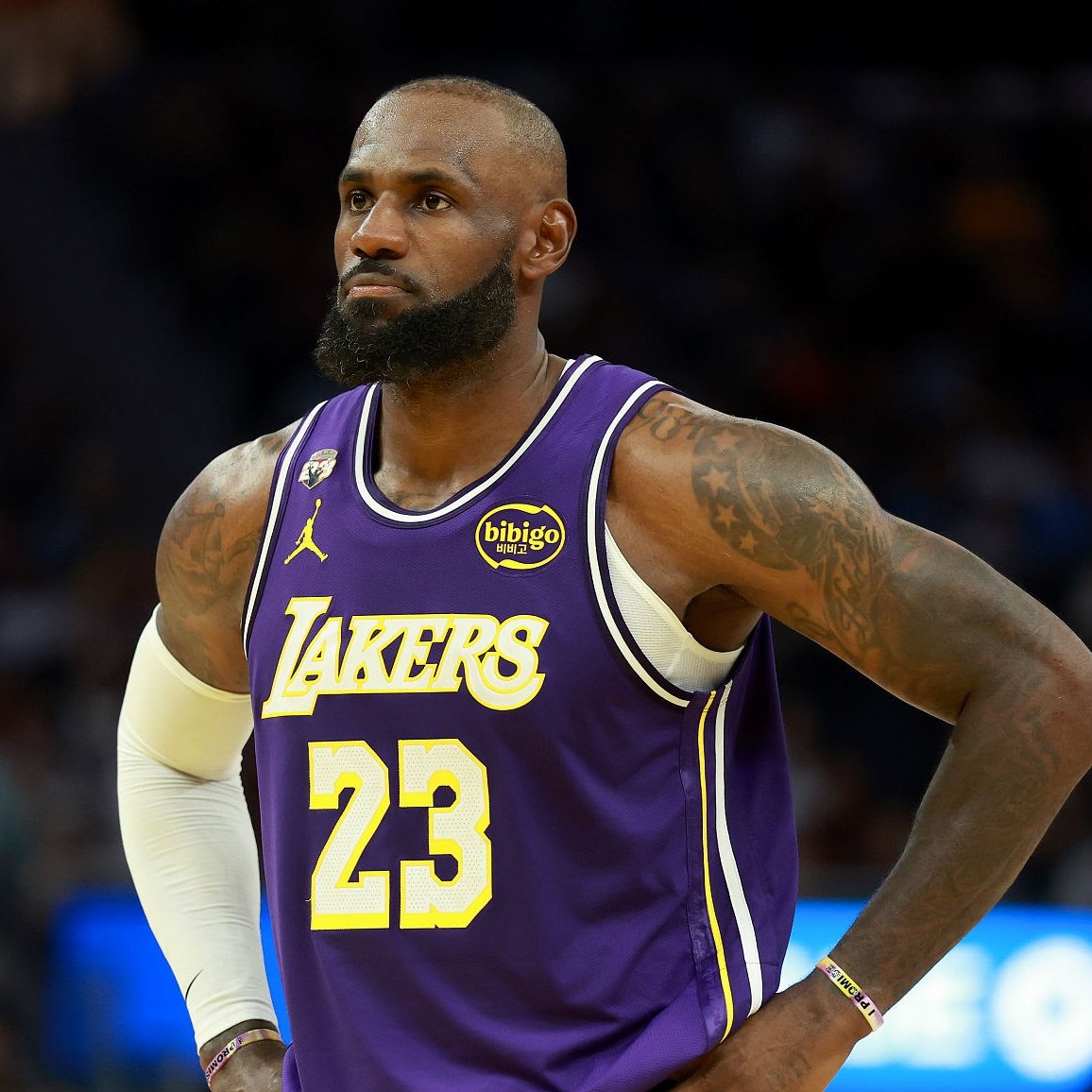 ClutchPoints's tweet photo. Bruce Bowen's top-5 NBA players of all-time:

🏀Michael Jordan
🏀Kobe Bryant
🏀Tim Duncan
🏀Bill Russell
🏀Magic Johnson

Why LeBron James didn't make his list:

"He left Cleveland and got a championship... MJ didn't leave."

Thoughts? 🤔

(via @RunItBackFDTV) https://t.co/kWsfiK1bsi