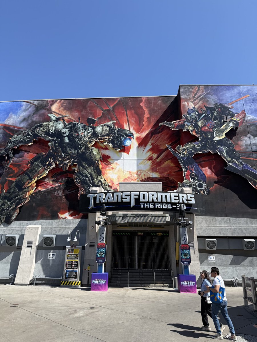 GOOCH_Presents's tweet photo. Wednesday at Universal Studios Hollywood @UniStudios with @suitevegan #lifeistooshort #livinglifetothefullest https://t.co/0rG5wtfukF