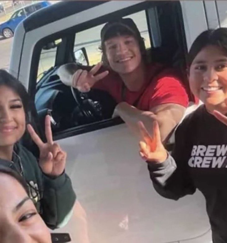 ele enorme dirigindo esse jeep enorme com esse braço enorme o boné e os cachos lindos o sorriso gigante meu deus nunca existiu homem mais gostoso e lindo no mundo queria que ele fosse meu