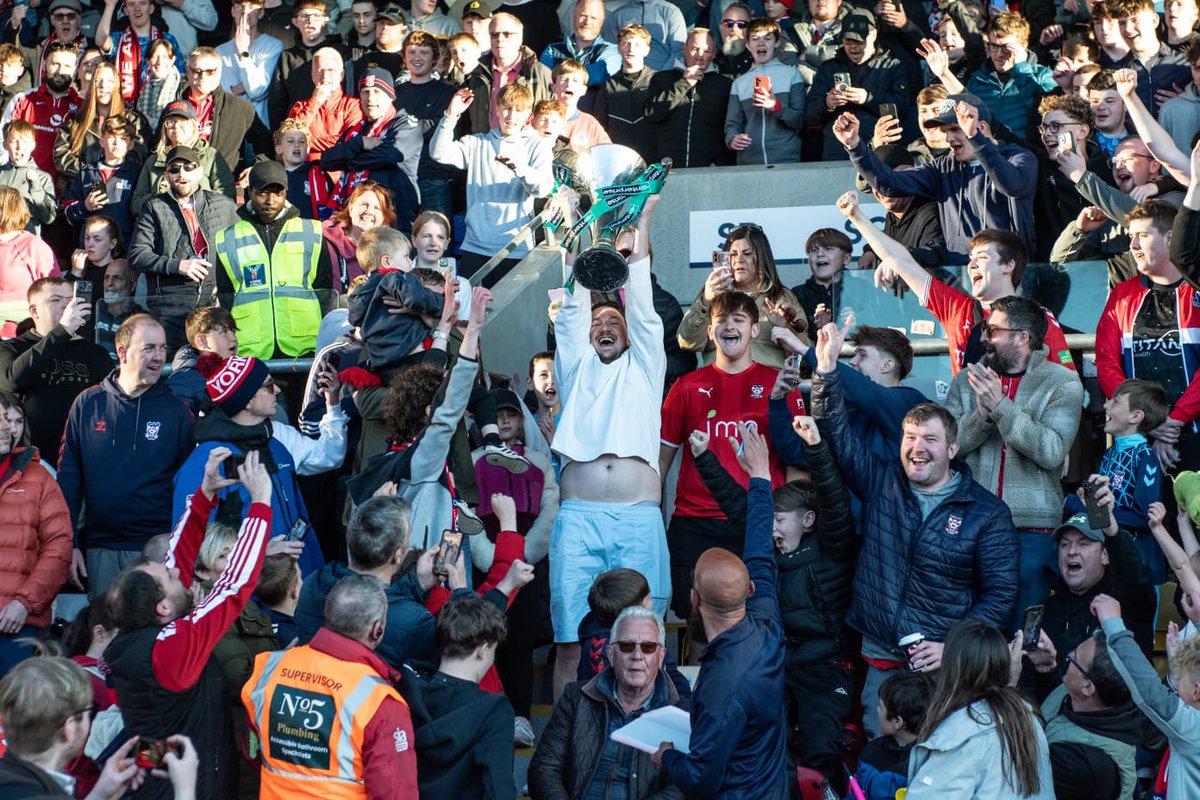 YorkCityFC's tweet photo. OUR CHAMPIONS

#YCFC🔴🔵 https://t.co/e4RkF917ym