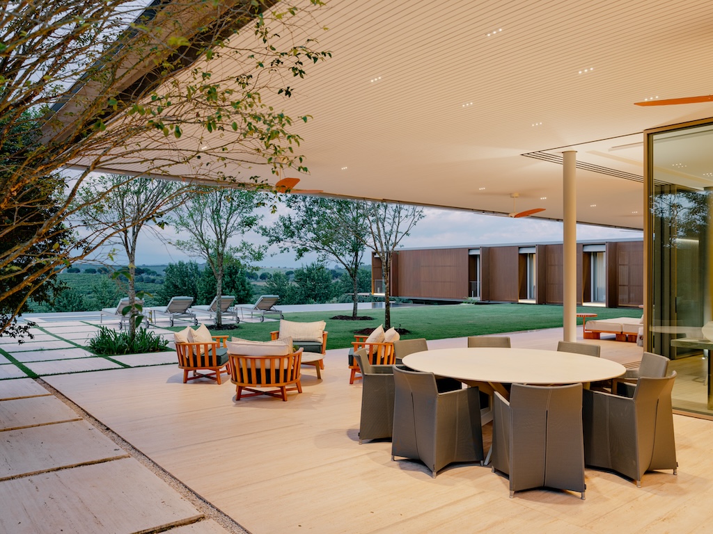 AmazingArchi's tweet image. Sculpture by Tomie Ohtake guides the design of a leisure home at Quinta da Baroneza, by Sabella Arquitetura
Read more: amazingarchitecture.com/houses/sculptu…
Photography: Fran Parente

#architecture #house #decor #homedecor #amazingarchitecture #interiordesign #contemporaryhome #residence